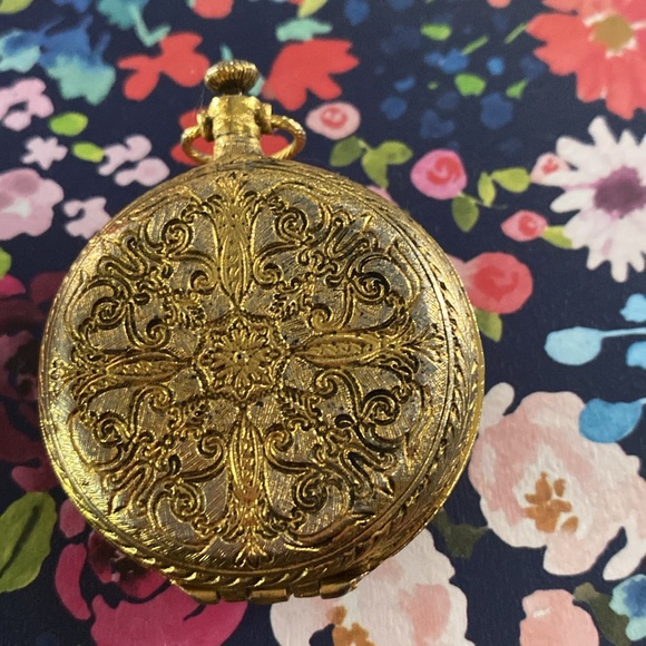 Powder Ivory locket - Picture 3 of 3